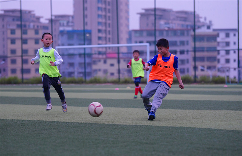 Jiangxi : à la poursuite de ses rêves sur le terrain de football