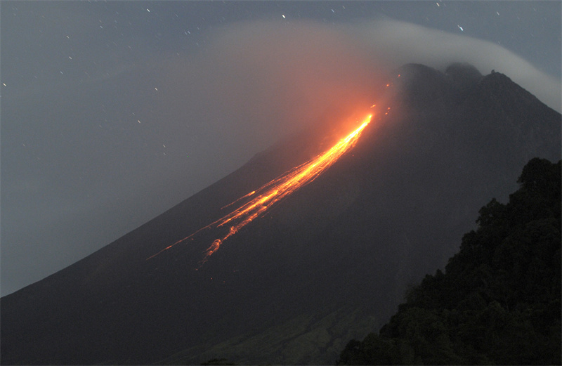 Indonésie : l'éruption du Mont Merapi offre une scène impressionnante de coulées de lave 