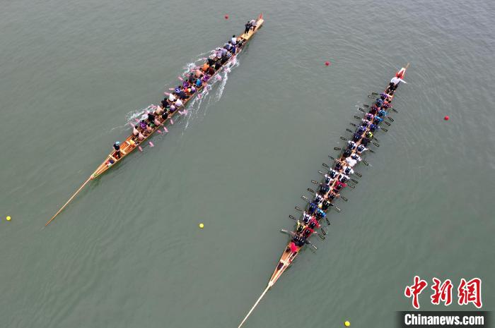 Fujian : à l'approche de la Fête des Bateaux-Dragons, l'activité de courses de bateaux-dragon augmente