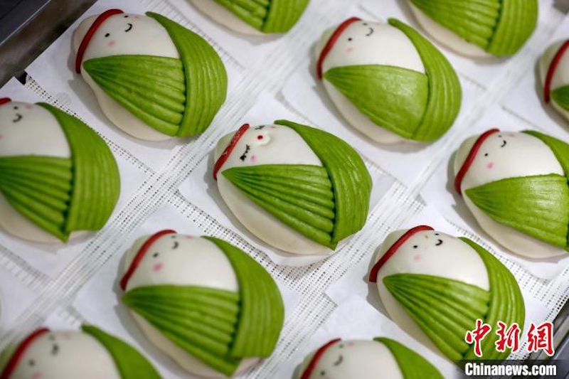 Anhui : la préparation des zongzi huamo pour célébrer la Fête des Bateaux-Dragons