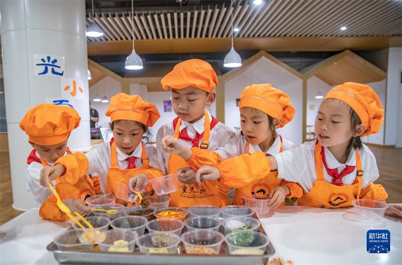 Chongqing : un cours « épicé et délicieux » de petites nouilles pour les enfants