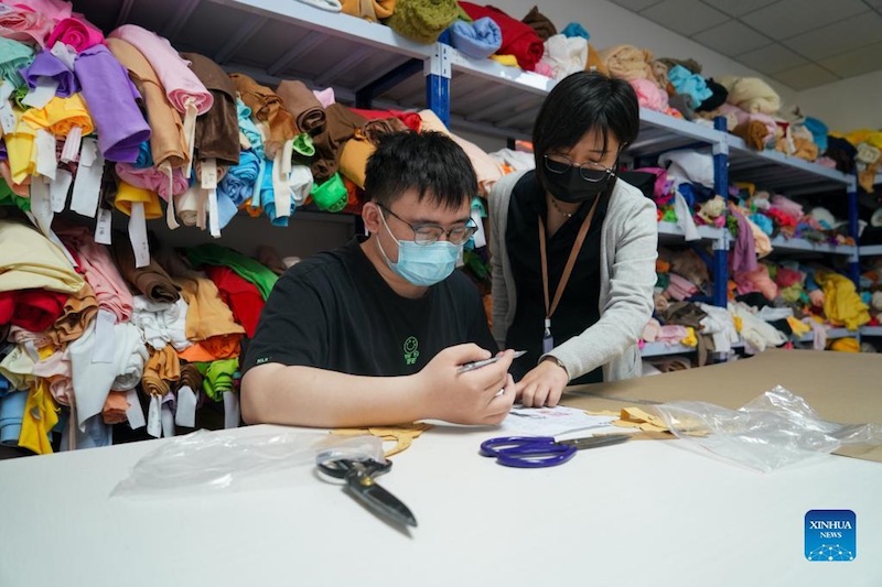 La production de jouets en peluche dans le village de Jinhuai, à Yangzhou