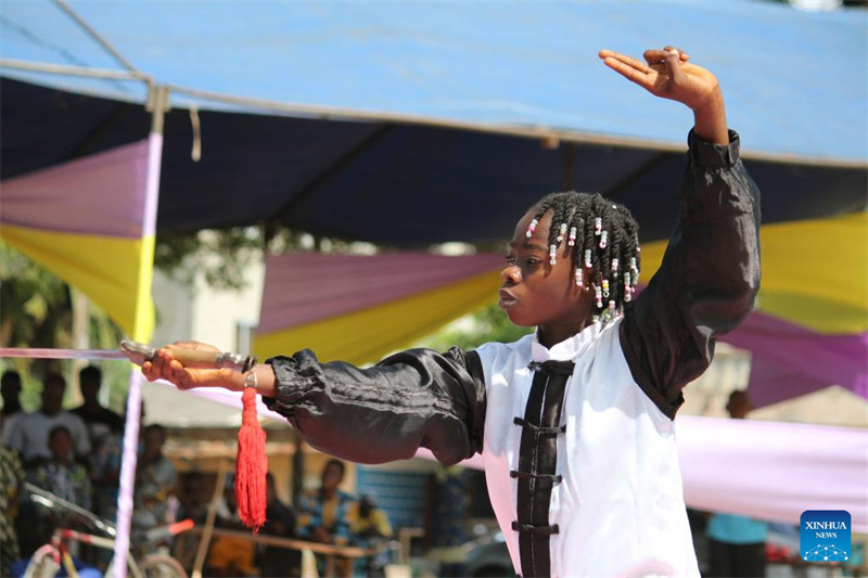 Un spectacle d'arts martiaux chinois donné lors d'une cérémonie de remise de diplômes à Cotonou, au Bénin