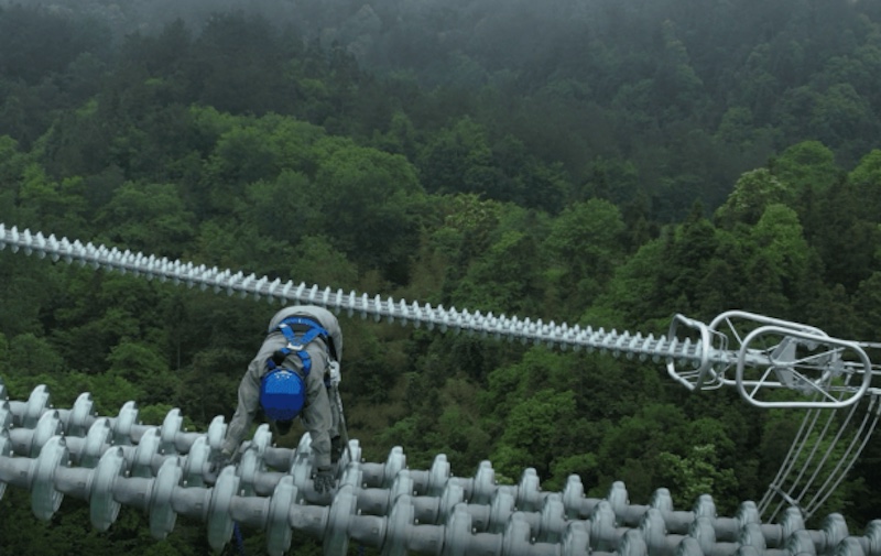 Hubei : une électricienne de 23 ans travaille en marchant sur une ligne UHV à 80 mètres du sol !