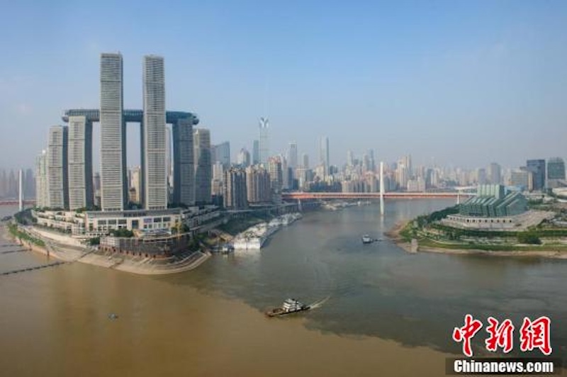 Chongqing : une ligne de démarcation au confluent des deux rivières à Chaotianmen