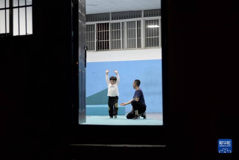 Un petit enfant mignon de six ans apprend l'opéra du Sichuan