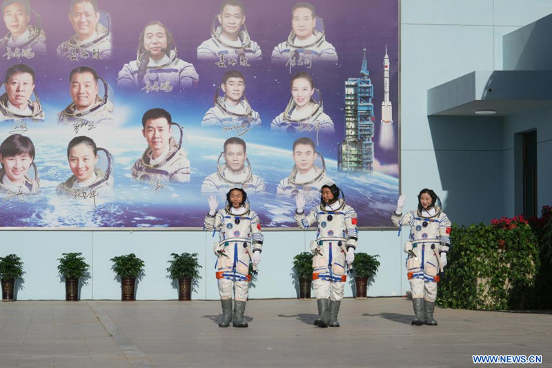 Cérémonie d'au revoir pour les trois astronautes chinois de la mission Shenzhou-14