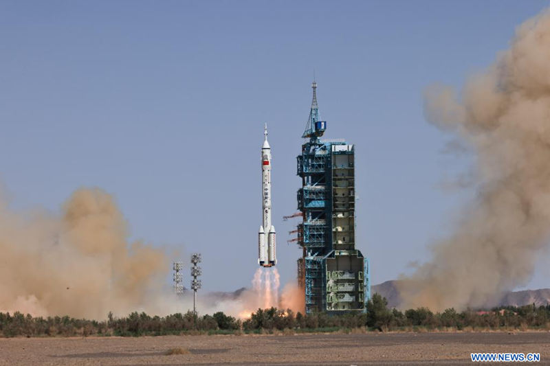 La Chine lance une mission habitée pour achever la construction de sa station spatiale