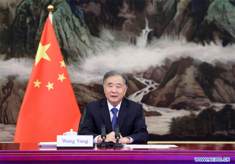 Le plus haut conseiller politique chinois tient une réunion virtuelle avec le président du Parlement singapourien