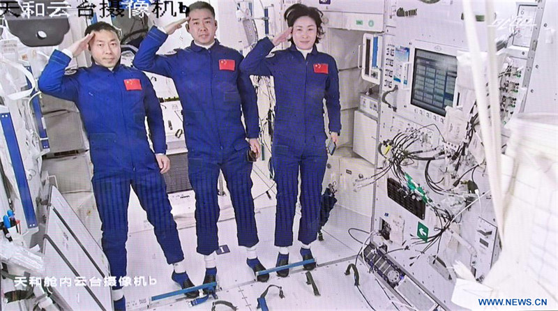 Les astronautes de Shenzhou-14 entrent dans le module central de la station spatiale