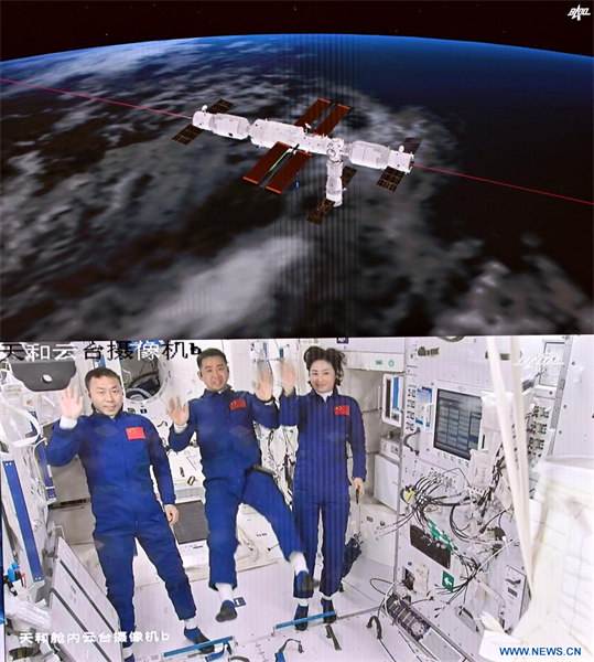 Les astronautes de Shenzhou-14 entrent dans le module central de la station spatiale