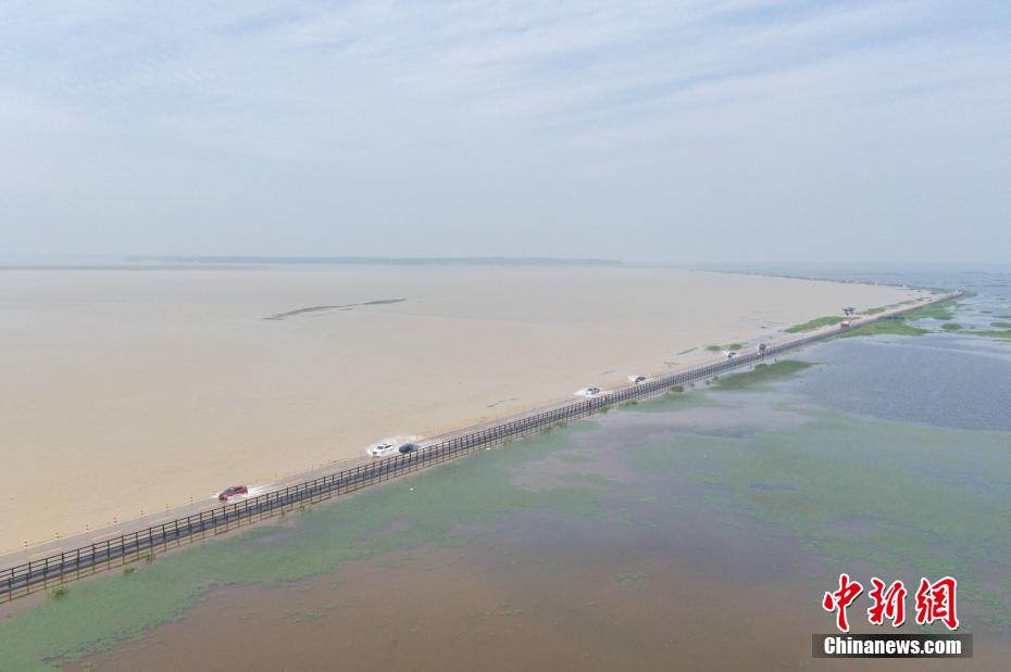 Un paysage « à durée limitée » d'« autoroute sur l'eau » est apparu au bord du lac Poyang dans le Jiangxi