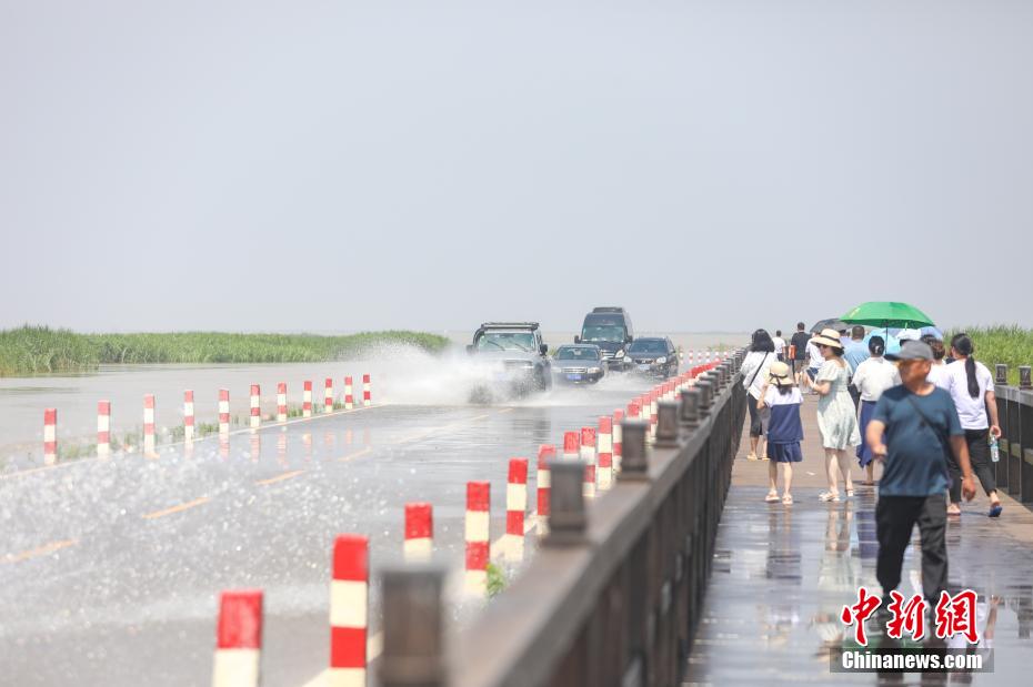 Un paysage « à durée limitée » d'« autoroute sur l'eau » est apparu au bord du lac Poyang dans le Jiangxi