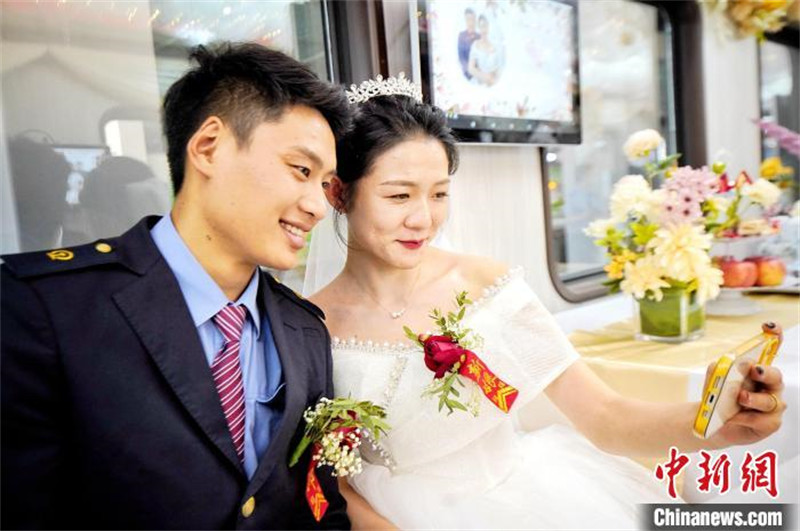 Shaanxi : mise en service d'un premier train thématique destiné aux mariages collectifs