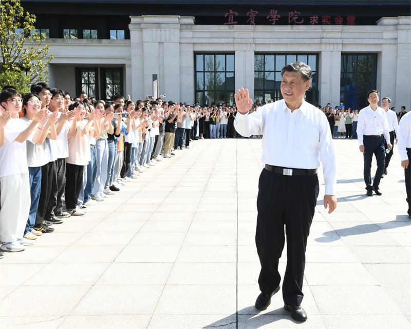 Xi Jinping met l'accent sur le maintien d'un développement économique stable lors de son inspection au Sichuan