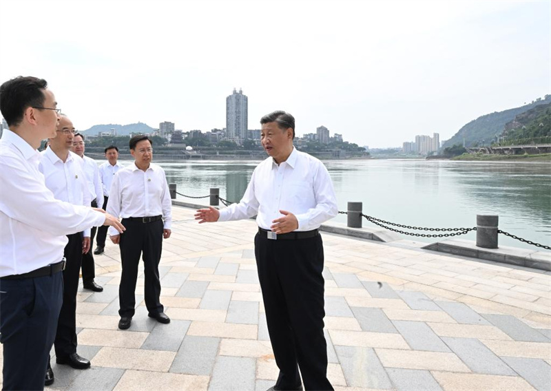 Xi Jinping met l'accent sur le maintien d'un développement économique stable lors de son inspection au Sichuan