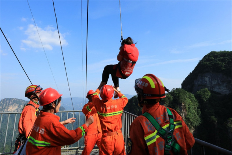 Hunan : des contrôles de sécurité des câbles et des exercices de sauvetage à Zhangjiajie