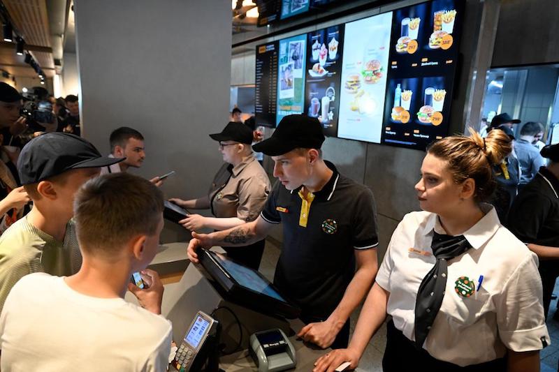 Le successeur de McDonald's ouvre ses portes en Russie après le retrait du géant américain de la restauration rapide