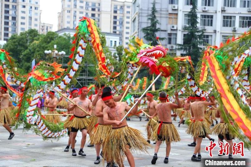 Guizhou : le patrimoine culturel immatériel de la danse du dragon attire les touristes à Pingtang