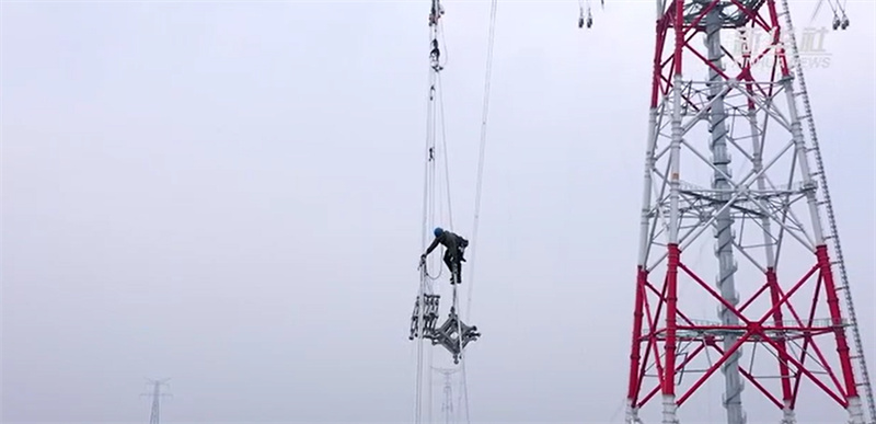 Jiangsu : une ligne électrique achevée entre les deux plus hauts pylônes électriques du monde sur le fleuve Yangtsé