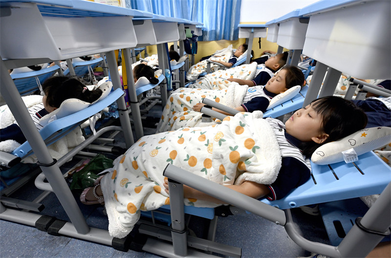 Hebei : une école primaire introduit « des bureaux et des chaises de sieste » qui permettent aux élèves de se coucher au lieu de se courber