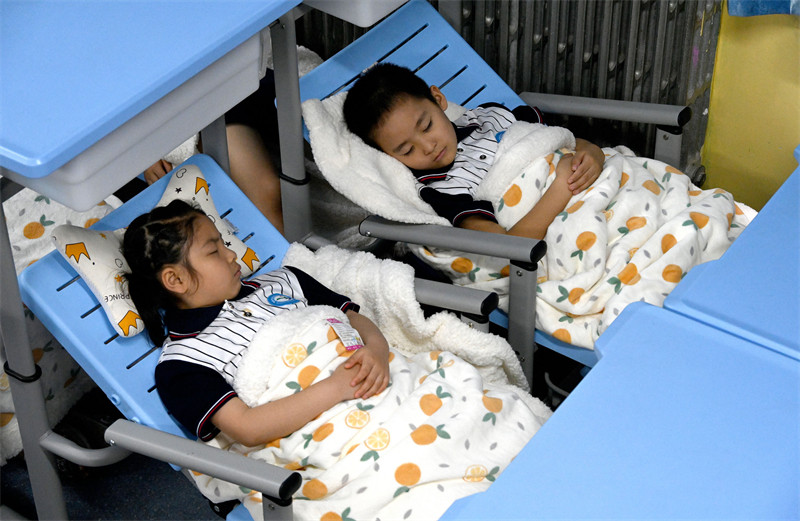 Hebei : une école primaire introduit « des bureaux et des chaises de sieste » qui permettent aux élèves de se coucher au lieu de se courber