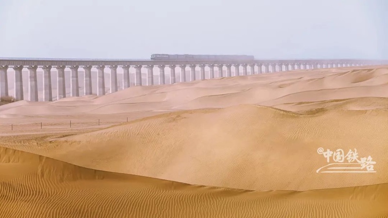 C'est aujourd'hui : la première boucle ferroviaire du désert au monde entre en service en Chine !