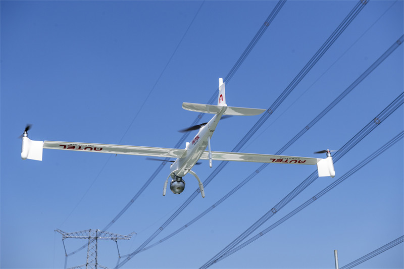 Anhui : des drones patrouillent sur des lignes de transmission d'électricité importantes de Xuancheng