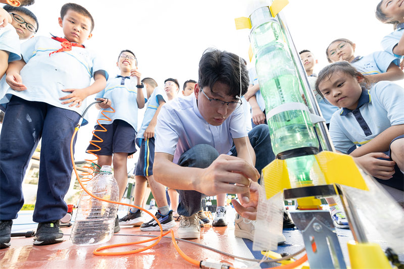Zhejiang : des élèves fabriquent des fusées à eau à la poursuite d'un rêve spatial à Huzhou