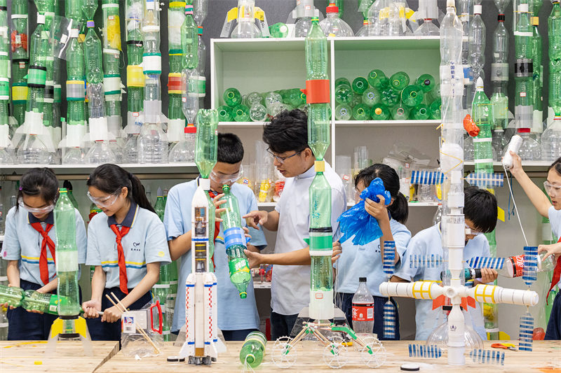 Zhejiang : des élèves fabriquent des fusées à eau à la poursuite d'un rêve spatial à Huzhou