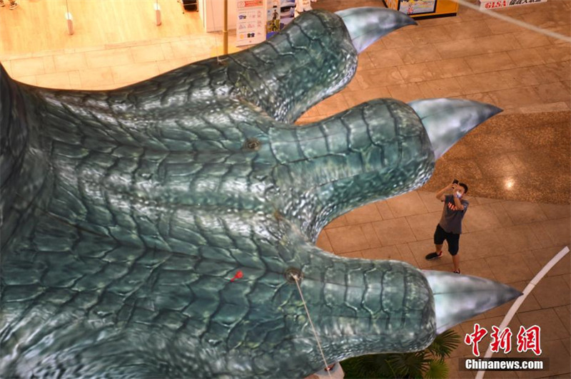 Une « jambe de dinosaure » géante apparaît dans un centre commercial de Kunming