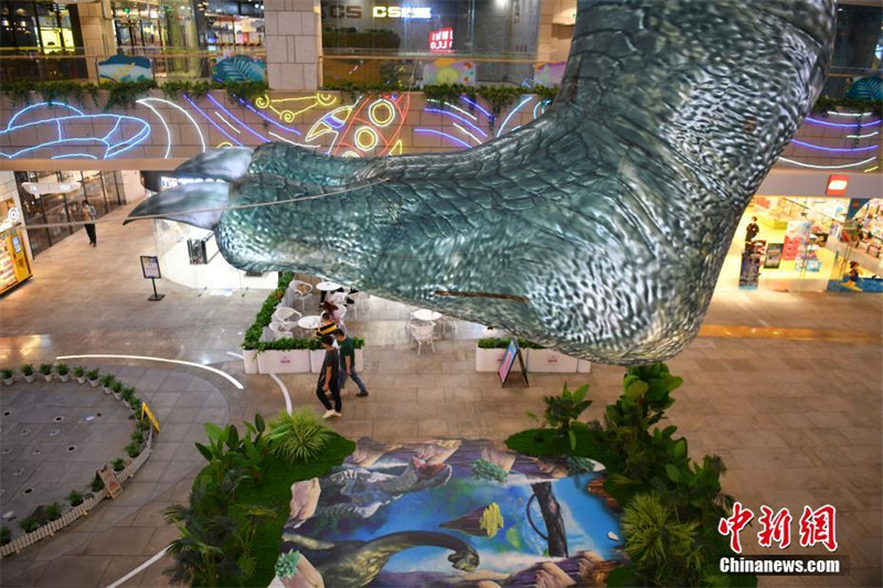 Une « jambe de dinosaure » géante apparaît dans un centre commercial de Kunming