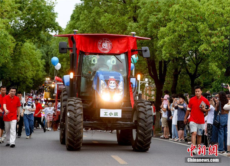 Hubei : un défilé de machines agricoles à l'Université agricole de Huazhong