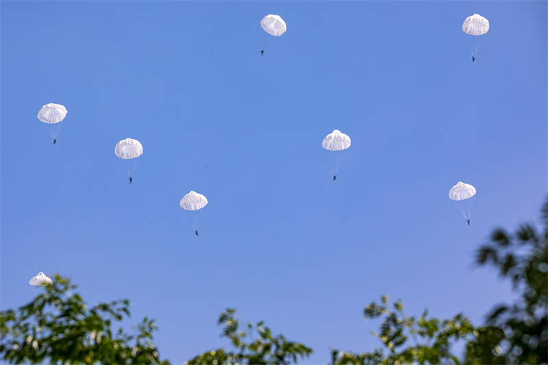 Les forces parachutistes chinoises s'entraînent en vue de perfectionner leurs compétences de combat aéroporté