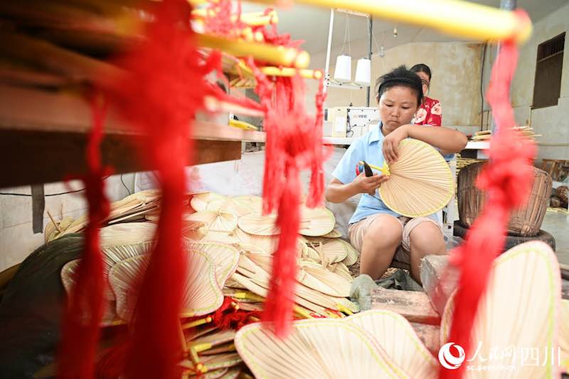 Sichuan : la fabrication des éventails bat son plein cet été à Neijiang