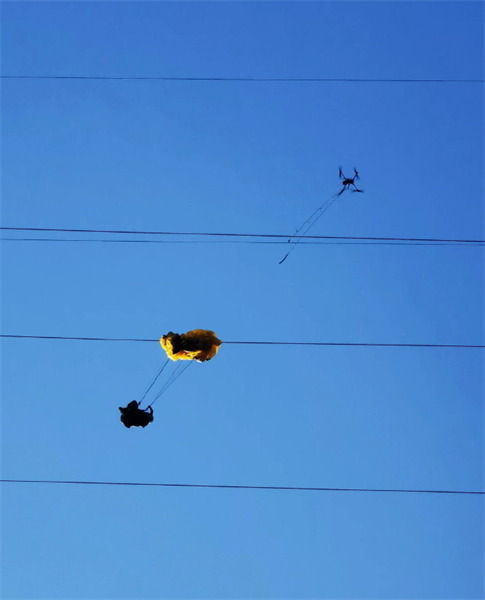 Une amatrice de parapente secourue après avoir été coincée sur une ligne à haute tension électrique pendant 10 heures