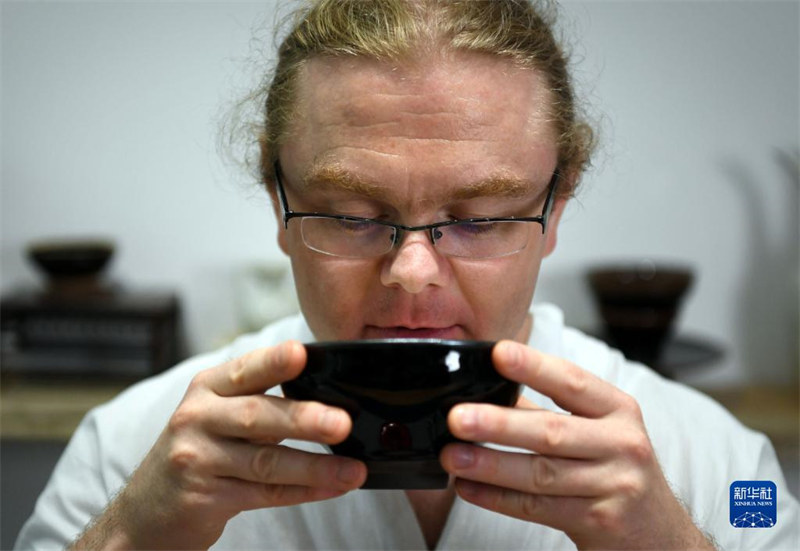 Un Britannique répand la culture chinoise du thé par l'art du « Dian Cha »