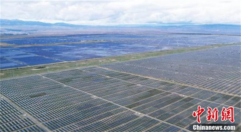 Chine : vues aériennes du parc de production d'énergie photovoltaïque avec la plus grande capacité au monde