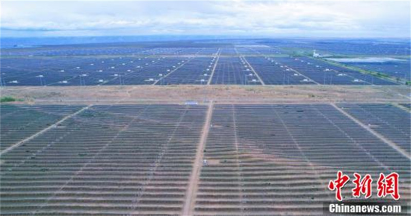 Chine : vues aériennes du parc de production d'énergie photovoltaïque avec la plus grande capacité au monde