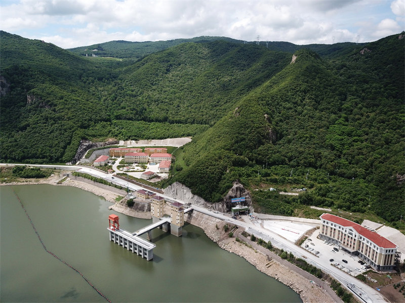 La centrale électrique de stockage par pompage à la plus haute latitude de Chine entièrement mise en service pour produire de l'électricité