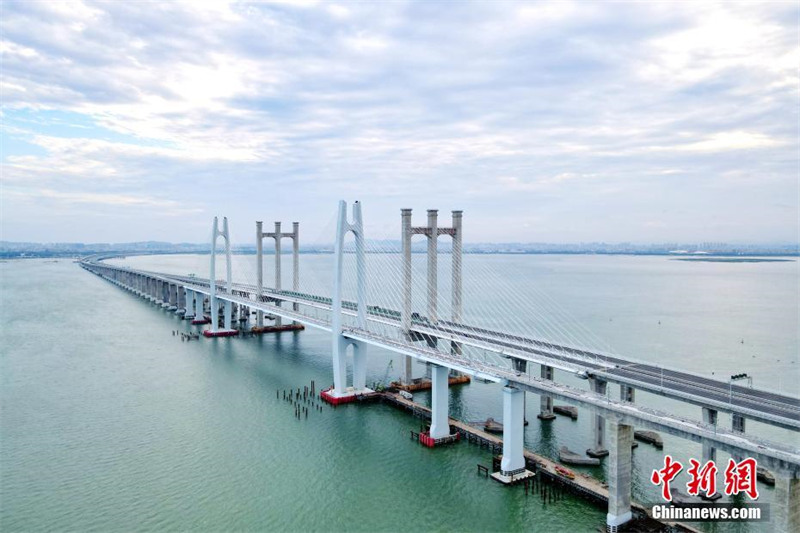 Fujian : les travaux des rails sans ballast du premier pont ferroviaire à grande vitesse de Chine enjambant la baie de Quanzhou achevés