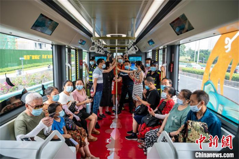 Sichuan : mise à l'essai de trains intelligents sans rails à Chengdu