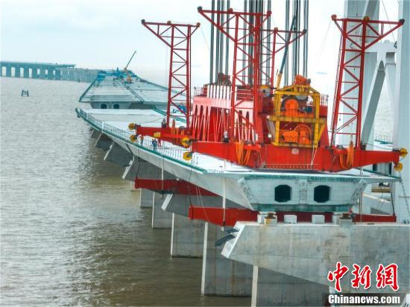 Guangdong : plus de 60% de la construction de la poutre-caisson d'un pont offshore achevée dans le canal Shenzhen-Zhongshan