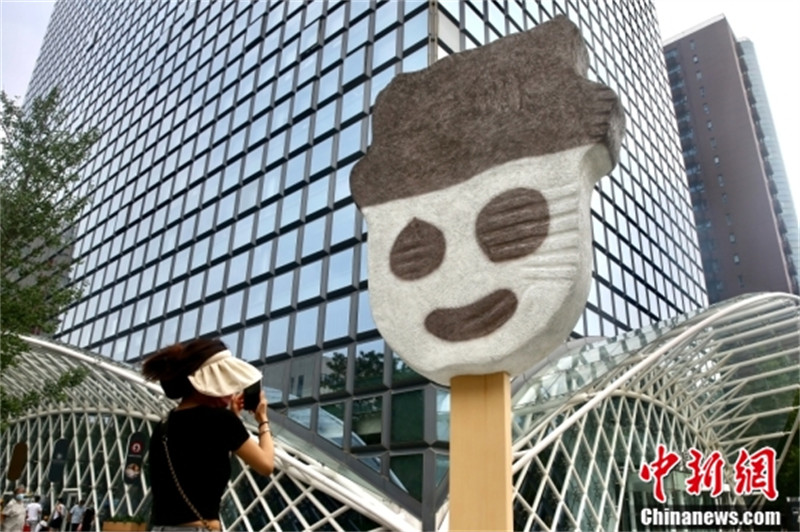 Beijing : une statue de crème glacée dans la rue attire les curieux