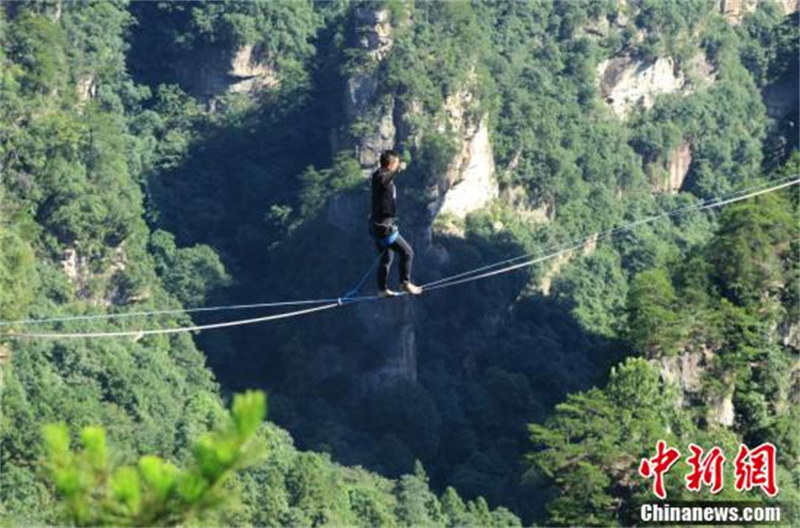 Zhangjiajie : un concours à haute altitude organisé pour les amateurs de slackline dans la vallée de Huangshizhai