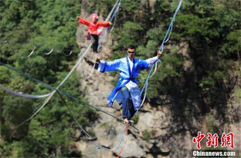 Zhangjiajie : un concours à haute altitude organisé pour les amateurs de slackline dans la vallée de Huangshizhai