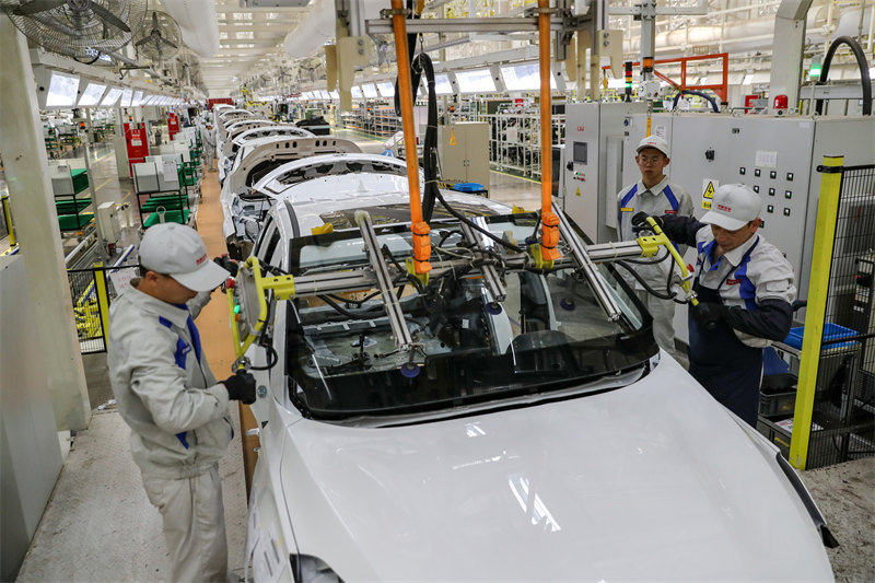 Sichuan : la production de véhicules bat son plein dans des ateliers intelligents à Yibin