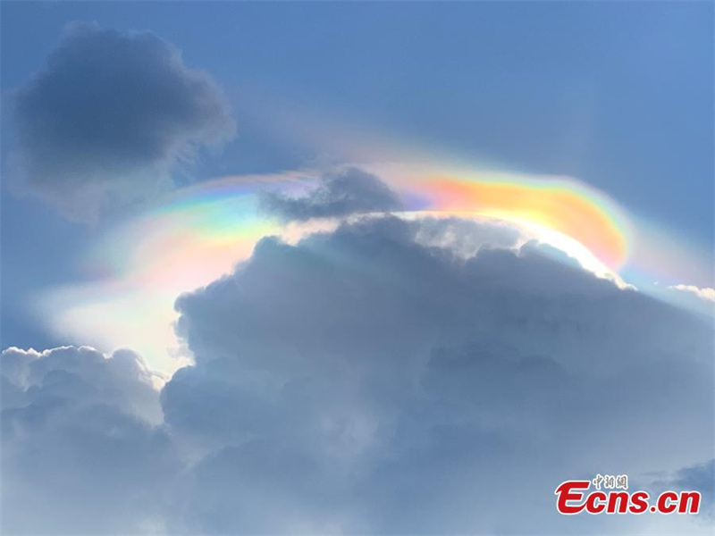 Des nuages aux couleurs de l'arc-en-ciel apparaissent dans le Yunnan