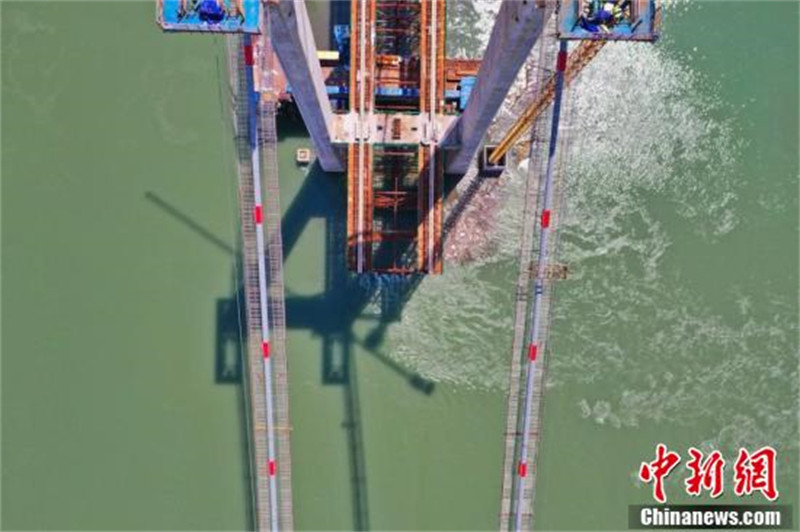 Sichuan : un pont en construction à une hauteur de 100 mètres à Luzhou