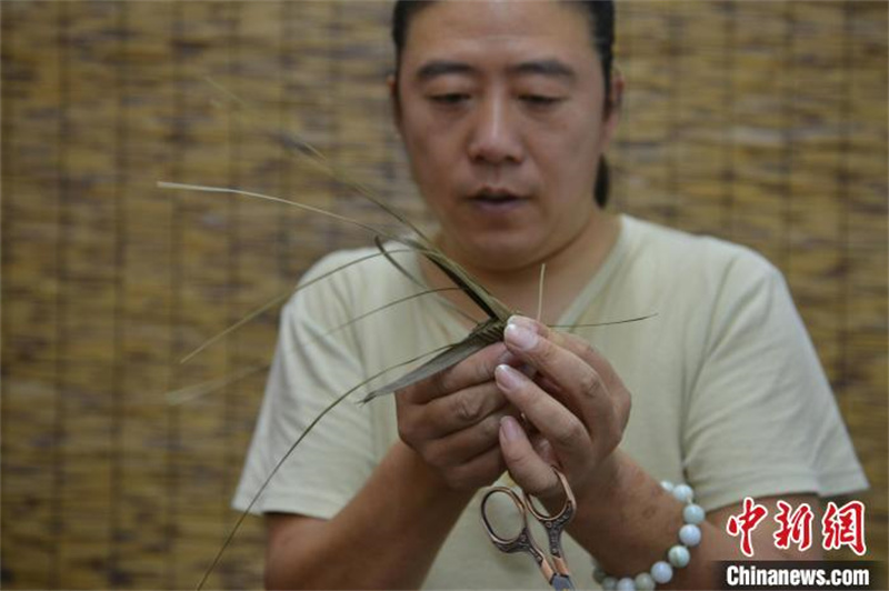 Hebei : les tiges des feuilles revivent entre les mains d'un artisan folklorique de tissage de paille à Shijiazhuang
